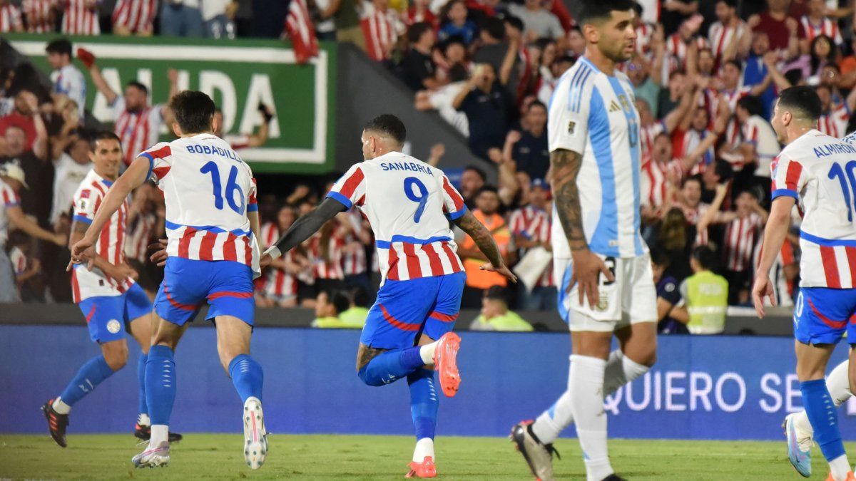 Eliminatorias CONMEBO: Argentina cae ante Paraguay con golazo de chilena de Sanabria