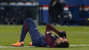 Neymar sufre esguince de tobillo y fisura de metatarsiano
