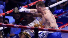 Canelo Álvarez derrota a William Scull y unifica los títulos supermedianos