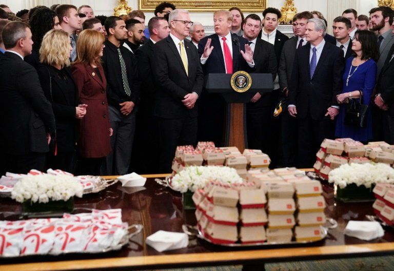 Trump vuelve a servir comida rápida a atletas en la Casa Blanca