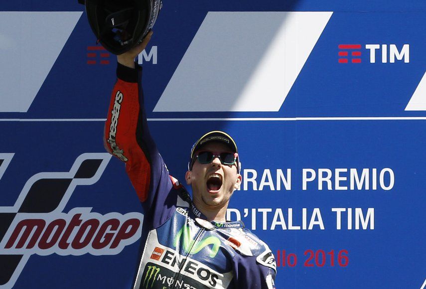 MotoGP: Lorenzo rebasa a Márquez y gana en Italia