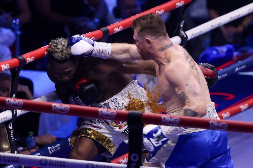 Canelo Álvarez derrota a William Scull y unifica los títulos supermedianos