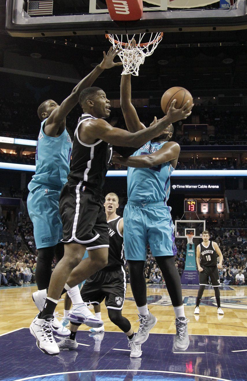 Johnson lidera a Nets con puntería ante Hornets