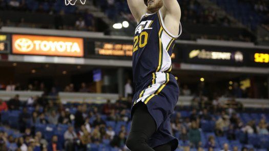 Favors anota 28 y Jazz doblega a Kings
