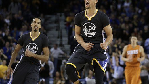 Warrios remontan ante Suns con gran último cuarto de Curry