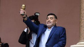 Maradona saludó desde balcón de Casa Rosada tras ser recibido por presidente argentino
