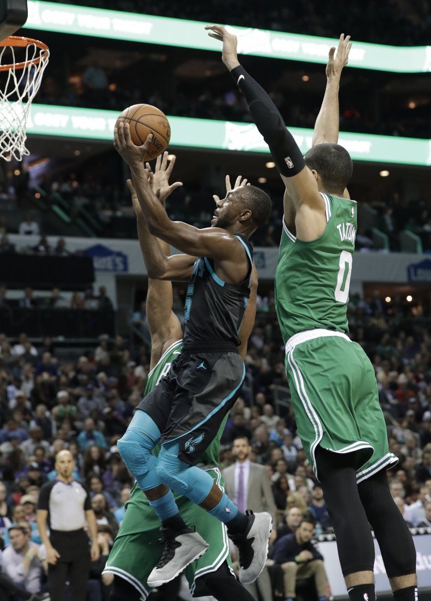 Walker sigue imparable y guía a Hornets sobre Celtics