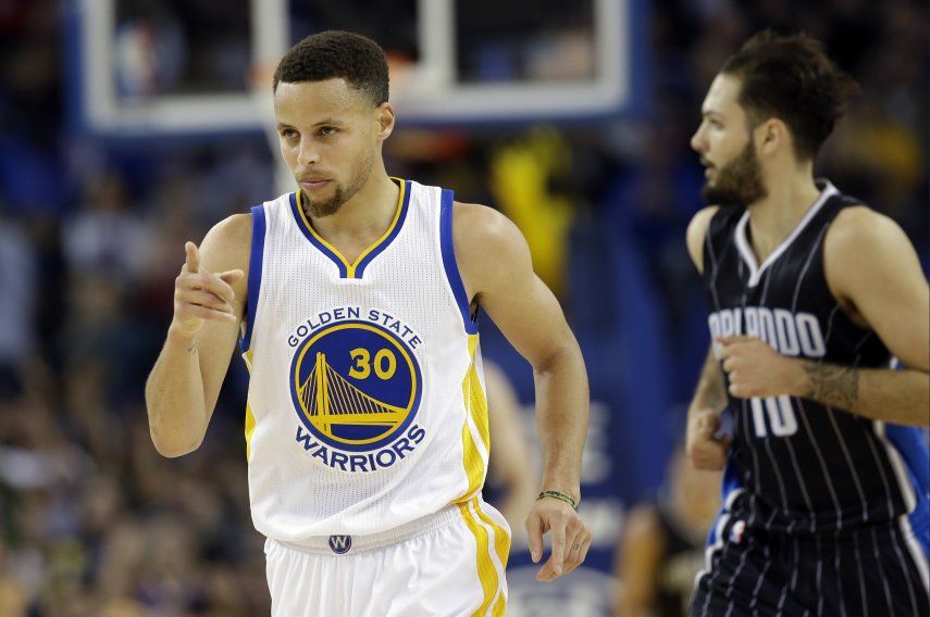 Curry es el primero en sumar 300 triples en una temporada