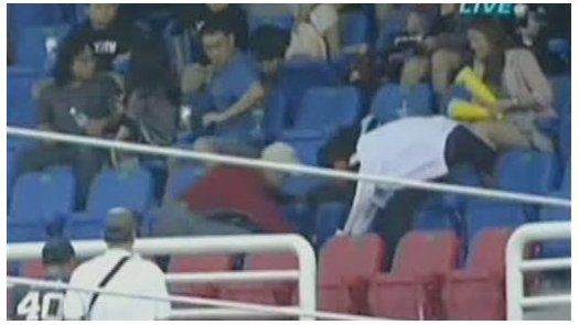 Fanático taiwanés deja caer a su hija para atrapar una pelota