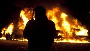Incendian y vuelcan autos en Vancouver al perder en Copa Stanley