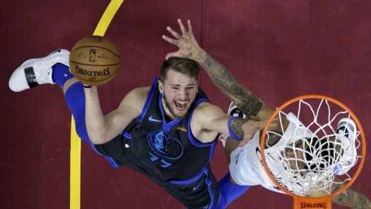 Novato Doncic anota 35 puntos y Mavericks vencen a Cavaliers