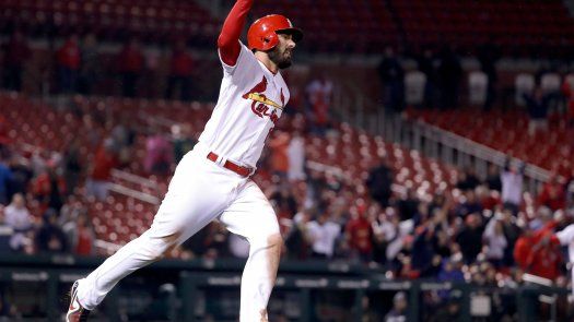 Carpenter jonronea en 11mo, Cardenales ganan a Cerveceros