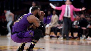Los Lakers remontan 17 puntos y aplastan 120-96 a los Suns