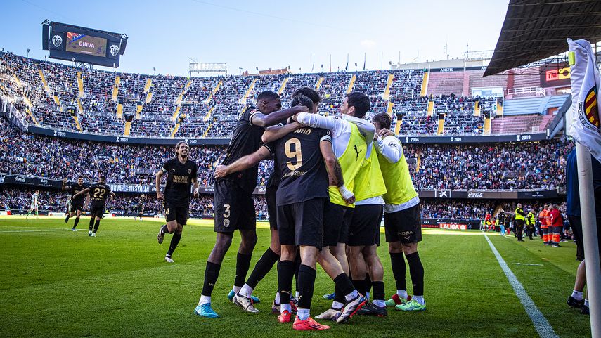 Valencia ganó su duelo en emotivo regreso a LaLiga