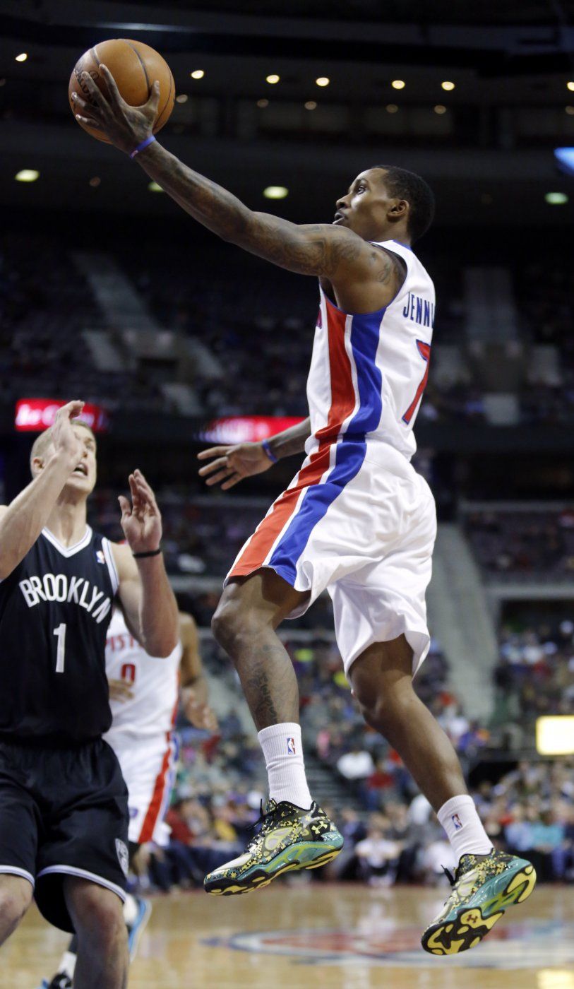 Pistons ganan 111-95 en casa frente a Nets