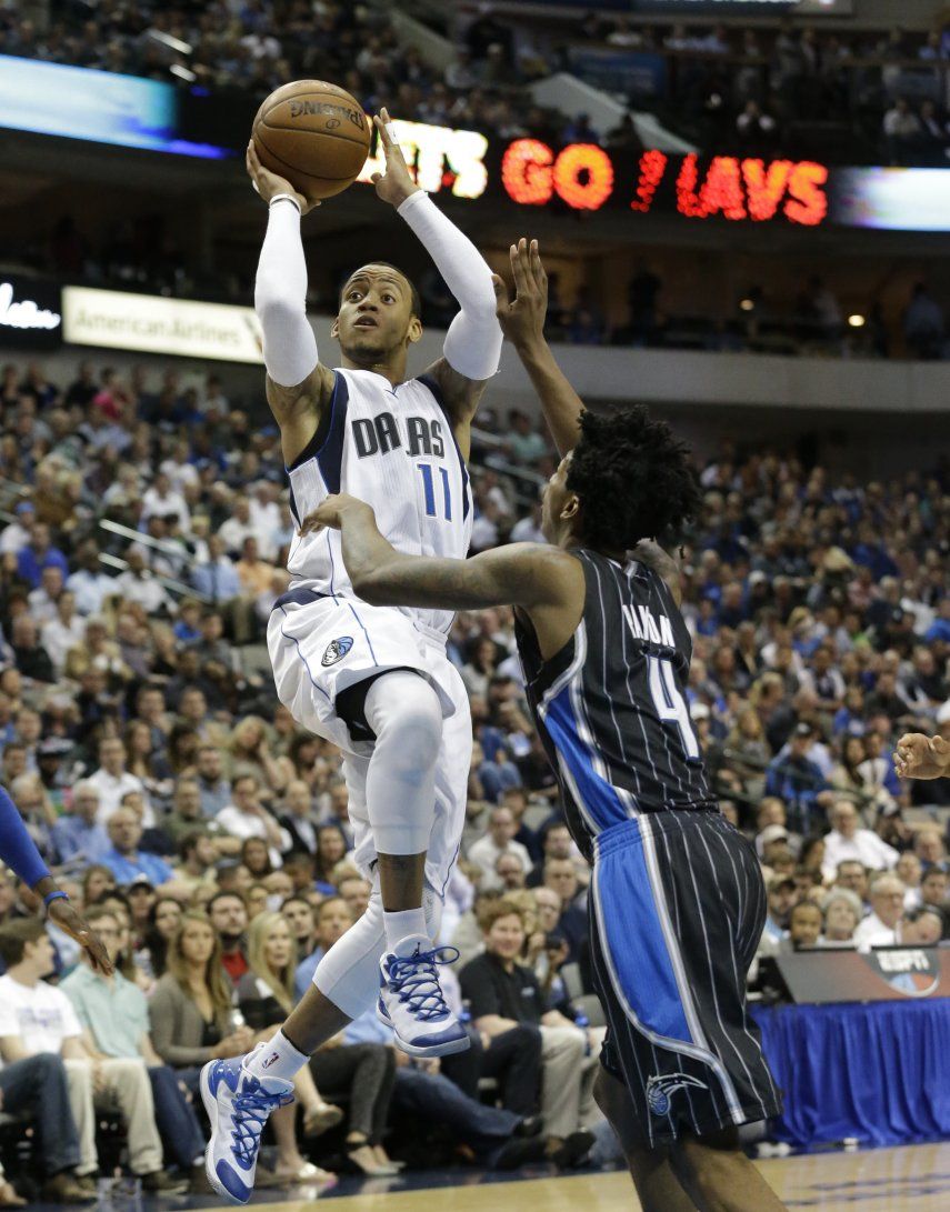 Nowitzki anota 25 puntos y Mavericks contiene al Magic