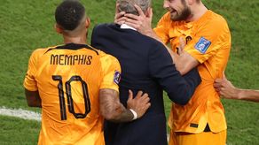 Daley Blind abraza a su papá y asistente técnico del elenco neerlandés, Danny Blind.