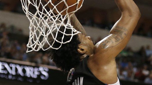 Paul y los Clippers dominan a Dallas en la segunda mitad