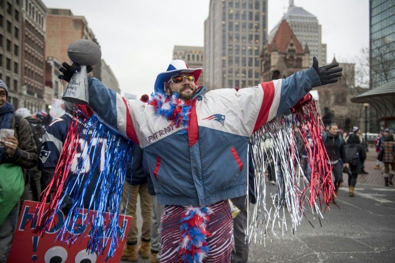 Fanáticos de los Patriots celebran la Superbowl bajo temperaturas congelantes