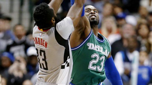 Harden aporta 25 y Rockets se imponen a Mavs