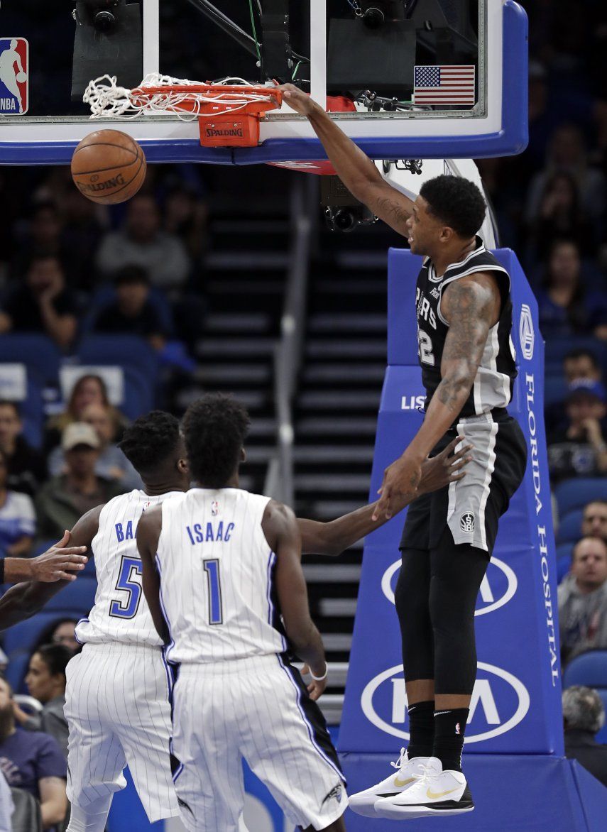 Aldridge anota 20 puntos y Spurs aplastan 129-90 al Magic