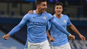Manchester City remonta a Oporto con goles de Agüero y Ferran