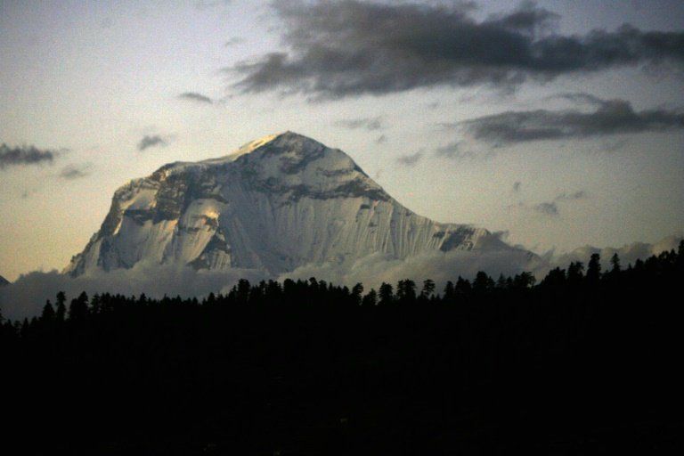 Nueve alpinistas de una expedición surcoreana mueren por una tormenta en Nepal