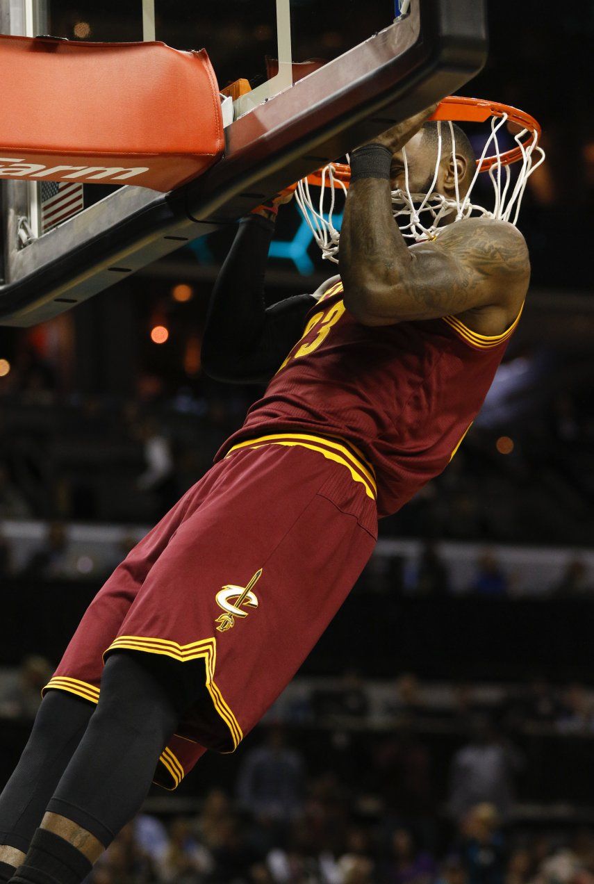 Con 32 puntos de James, Cavaliers vencen 121-109 a Hornets
