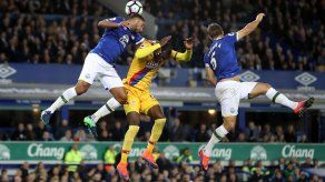 Everton y Crystal Palace igualan con tantos belgas