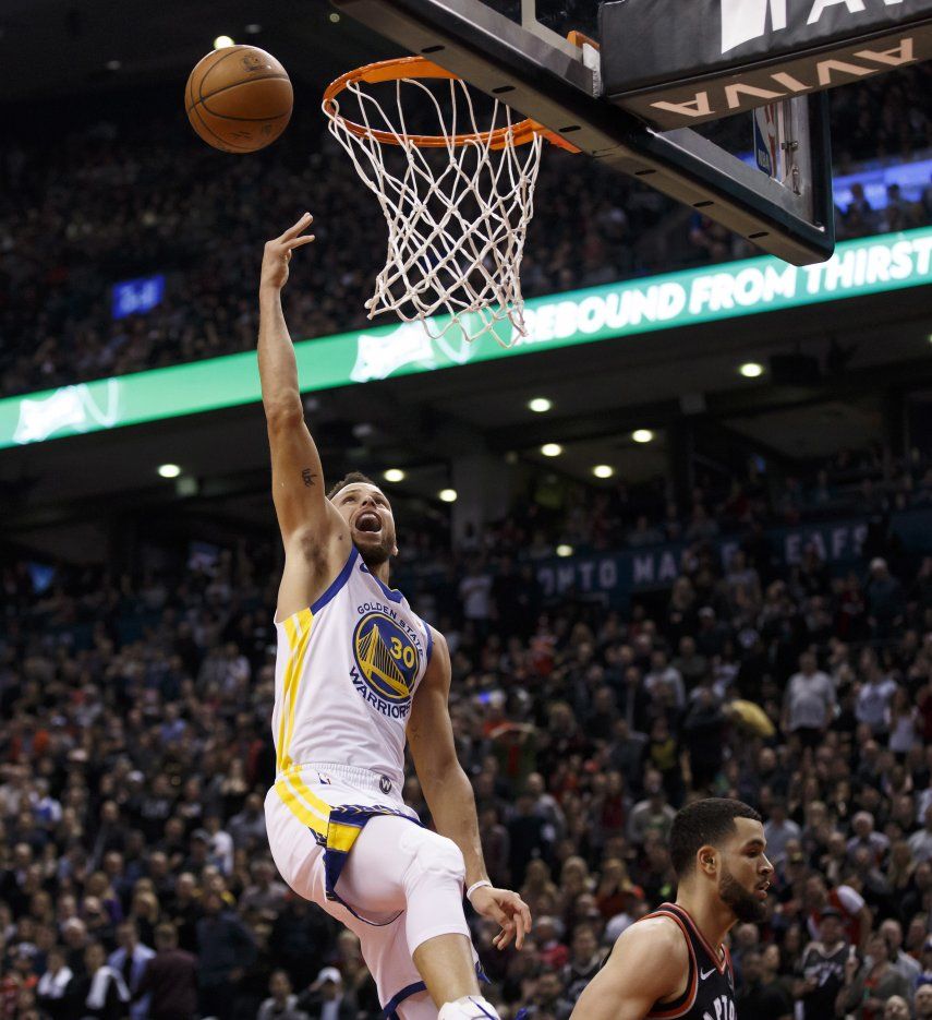 Curry regresa y Warriors ganan 127-125 a Raptors