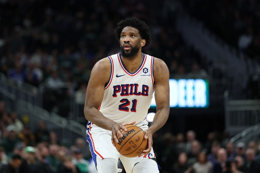 NBA: Joel Embiid se somete a pruebas por problemas en la rodilla