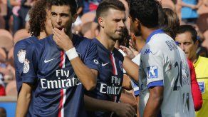 Brandao propina cabezazo a Thiago Motta