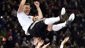 Podolski se despide con gol del triunfo ante Inglaterra