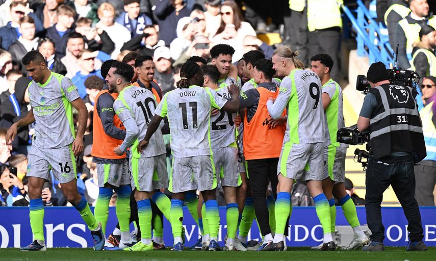 El Manchester City golea al Chelsea y pelea por la Premier League