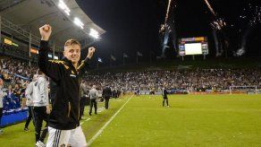 Galaxy extiende contrato del defensa Robbie Rogers