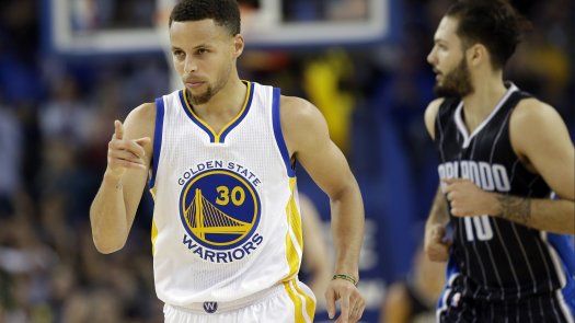 Curry es el primero en sumar 300 triples en una temporada