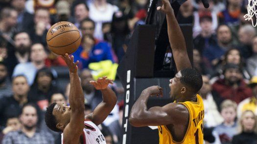 Lowry anota 43 puntos y Raptors superan 99-97 a los Cavs