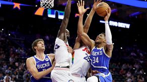 Giannis Antetokounmpo anota 35 puntos en triunfos de Bucks sobre Sixers