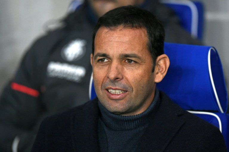 El Villarreal destituye a su técnico Javier Calleja