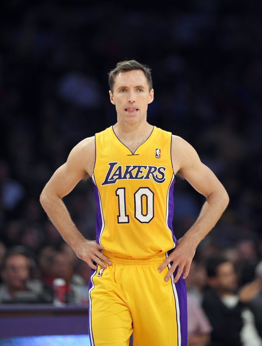 Lakers tratan de seguir adelante sin Nash