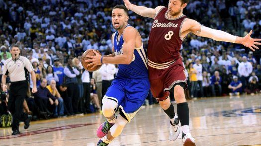 Stephen Curry sigue como líder anotador en la NBA