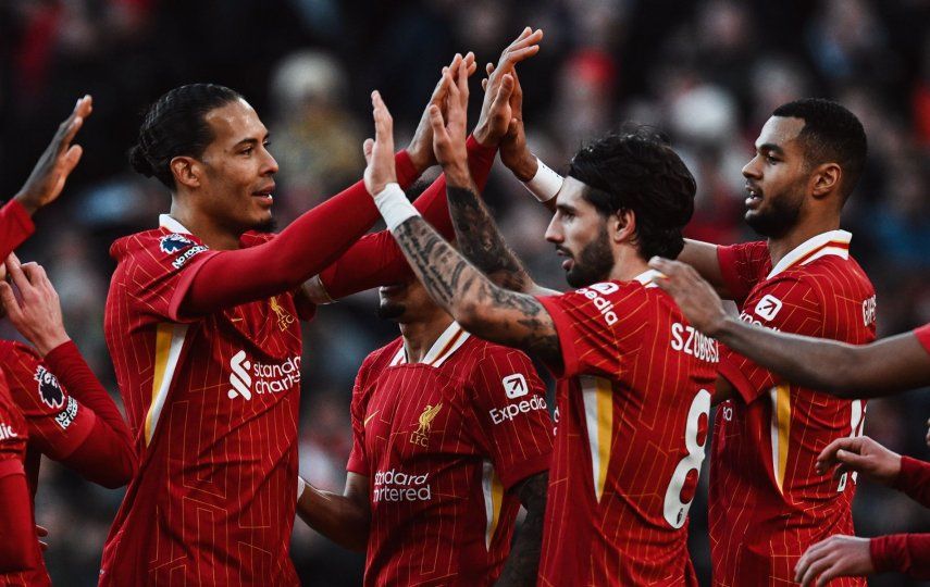 Liverpool golea y se mantiene firme en la punta de la Premier League