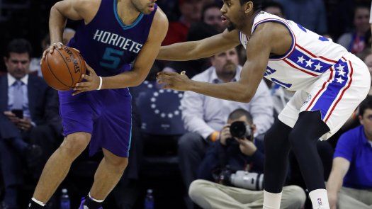 Batum aporta triple doble a triunfo de Hornets sobre 76ers