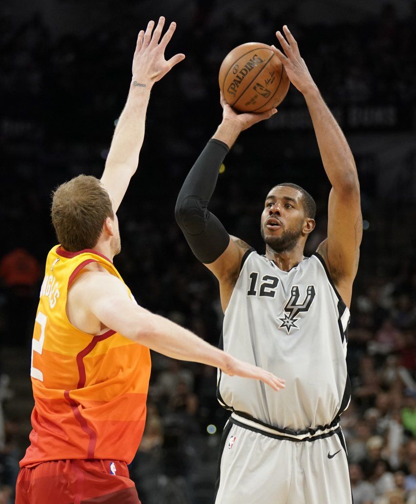 Aldridge logra marca de 45 puntos; Spurs ganan en prórroga