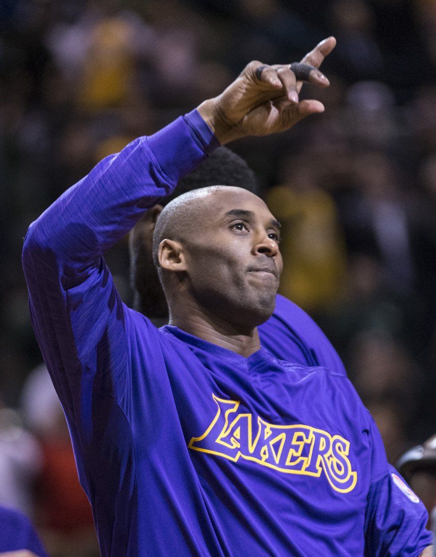 Bucks vencen a Lakers; Kobe dice adiós a Milwaukee