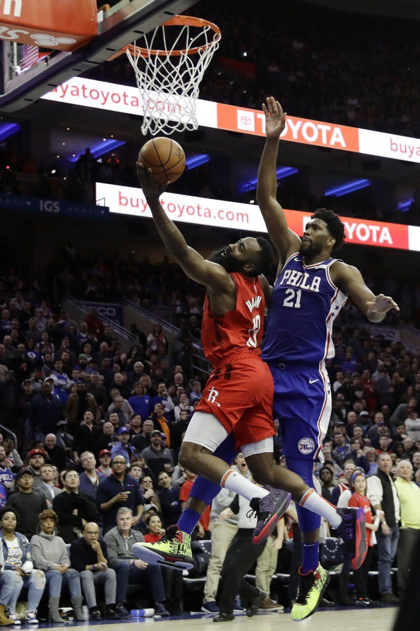 Embiid logra doble-doble en paliza de 76ers 121-93 a Rockets