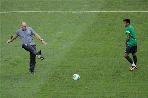 Scolari piensa en México, una piedra en zapato