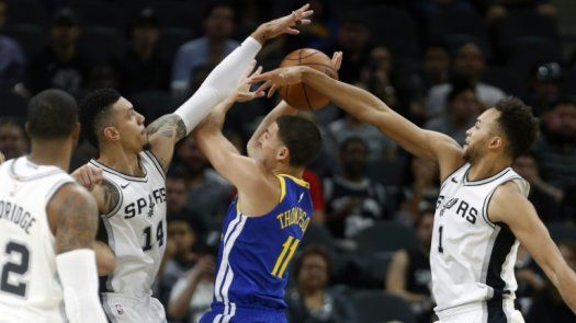 Warriors vencen a Spurs en duelo de entrenadores iracundos en la NBA