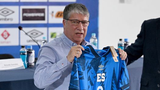 Hernán Bolillo Gómez promete luchar para llevar a El Salvador al Mundial