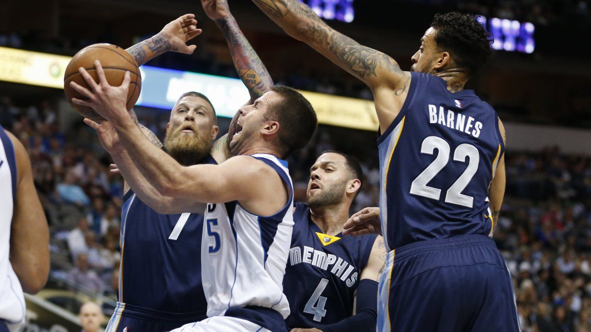 Mavs vencen a Grizzlies pero Barea se lesiona
